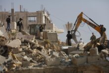 قوات الاحتلال تهدم منزلًا وتشرد عائلتين في قلنديا بحجة البناء دون ترخيص