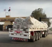 قوافل مساعدات جديدة تعبر من رفح إلى كرم أبو سالم باتجاه غزة