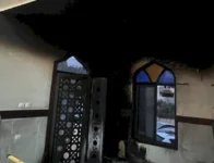 مستعمرون يحرقون مسجد في بزاريا ويخطون شعارات عنصرية