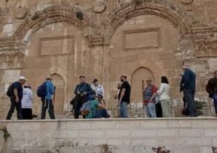 بعد تكرار الطقوس.. تحذير من مساع لتحويل باب الرحمة إلى نقطة صلاة يهودية 