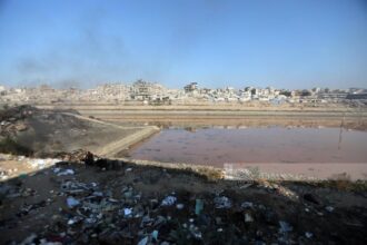 غزة تواجه أزمة صرف صحي خطيرة.. 24 ألف متر مكعب من المياه العادمة تتسرب يوميًا إلى البحر