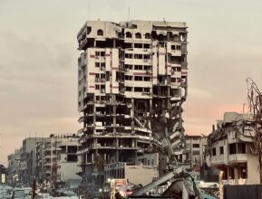 إزالة أنقاض برج بنك فلسطين المتضررة في غزة ضمن اتفاقية ثلاثية