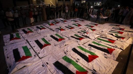 تشييع رفات 51 شهيدًا انتشلت من تحت أنقاض المنازل في النصيرات