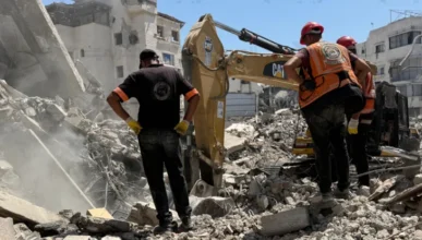 انتشال 55 جثمانًا ورفاتًا من تحت أنقاض منزل في غزة