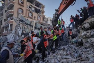 الدفاع المدني بغزة يكشف تفاصيل انهيار عمارة السعادة.. 21 جثمانًا و45 مصابًا