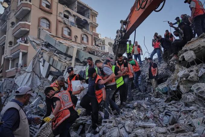 الدفاع المدني بغزة يكشف تفاصيل انهيار عمارة السعادة.. 21 جثمانًا و45 مصابًا