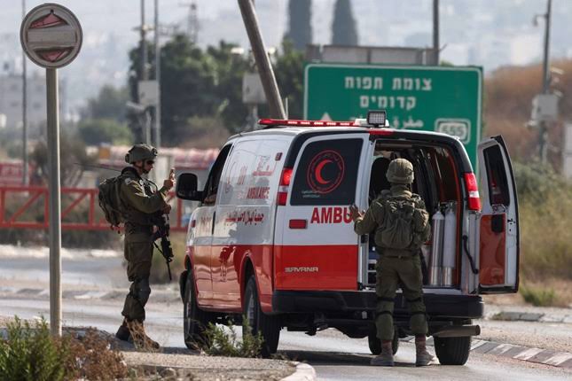 مستعمرون يهاجمون مسعفًا فلسطينيًا غرب قرية المغير