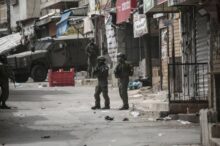 الاحتلال يطلق النار على شاب ويحرق مركبته غرب الخليل