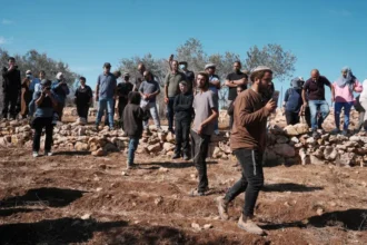 المستوطنين يحرقون غرفة زراعية ويقطعون المياه عن المواطنين جنوب الخليل