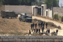 رغم إخلاء البؤرة.. مستوطنون يواصلون حصار منازل الفلسطينيين في قصرة