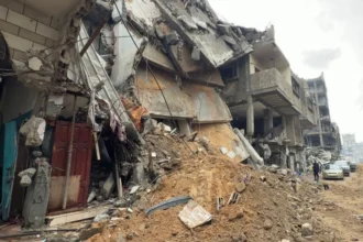 الدفاع المدني ينقذ عالقين بعد انهيار منزل متضرر في غزة