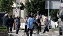 مستعمرون يهاجمون بلدة بورين في نابلس ويصيبون 3 مواطنين
