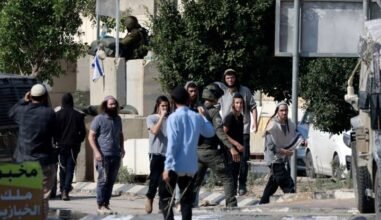 مستعمرون يهاجمون بلدة بورين في نابلس ويصيبون 3 مواطنين