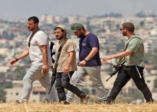 هجوم للمستعمرين يصيب طفلين وإخطارات بهدم 3 منازل جنوب الخليل
