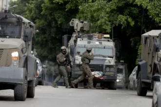 الاحتلال يقتحم بلدات بالضفة ويشن حملة مداهمات واسعة