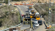 925 عائقًا في الضفة.. كيف تعيد الحواجز تشكيل حياة الفلسطينيين؟