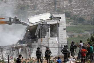 الاحتلال يخطر بوقف العمل في مبانٍ ببلدة العيسوية شمال شرق القدس