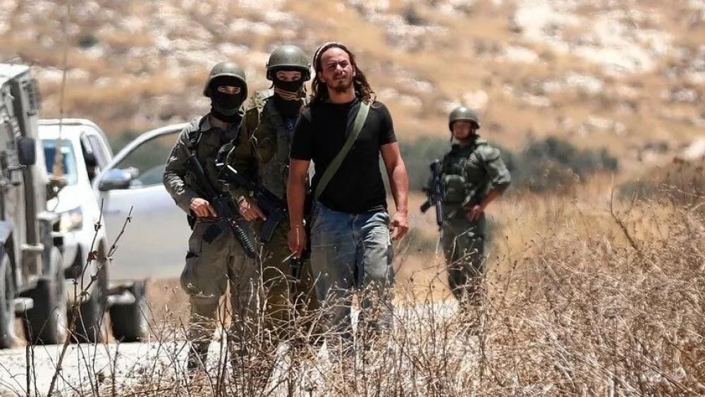 إصابة مواطنين واعتداءات على قاطفي الزيتون وممتلكات الفلسطينيين بالضفة