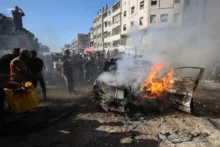 شهيد وإصابات في قصف مركبة في دير البلح وسط القطاع