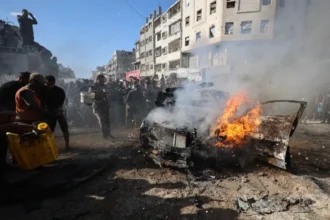 شهيد وإصابات في قصف مركبة في دير البلح وسط القطاع