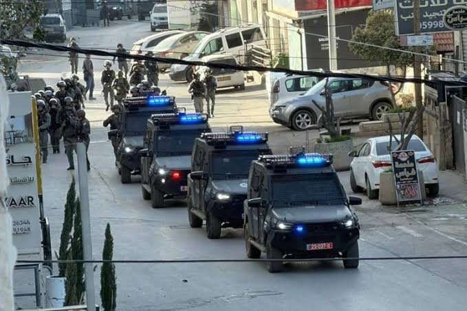 قلنديا.. اقتحام للاحتلال وانتشار واسع لقوات المشاة داخل المخيم