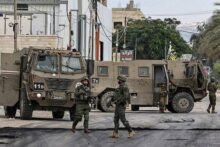 الاحتلال يعتقل شاباً ويحتجز 7 مواطنين خلال عدوانه المتواصل على الخليل