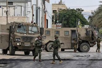 الاحتلال يعتقل شاباً ويحتجز 7 مواطنين خلال عدوانه المتواصل على الخليل