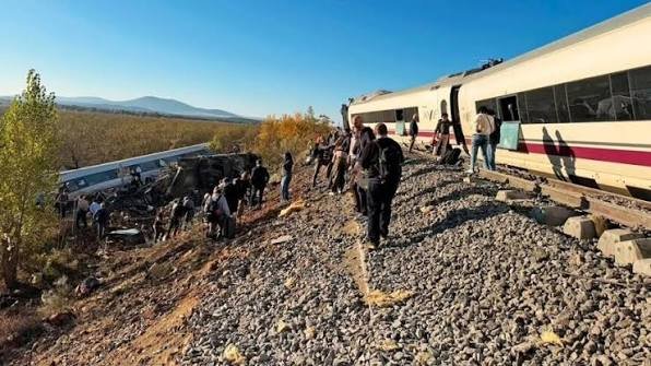 ارتفاع ضحايا تصادم قطارين في إسبانيا إلى 74 قتيلًا