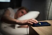 هل تضع هاتفك بجوارك أثناء النوم؟.. 3 مخاطر صحية قد تفاجئك