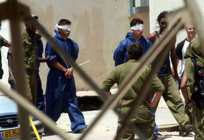 هآرتس: السجون الإسرائيلية تحولت إلى معسكرات تعذيب للأسرى الفلسطينيين