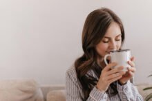 3 مشروبات بعد العشاء قد تسرق نومك.. احذرها قبل أن تنام