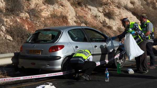 إصابة 3 مواطنين بانقلاب مركبتهم بعد رشقها بالحجارة جنوب غرب سلفيت