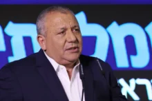سيناريوهات آيزنكوت لتولي رئاسة الحكومة
