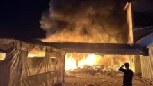 الأشغال: الاحتلال يحرق مخيماً للنازحين شرقي غزة ويشرّد أكثر من 800 فلسطيني