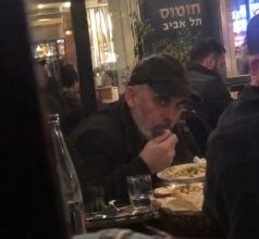 «شبيه السنوار» في مطعم.. ما حقيقة الصورة المنسوبة إلى إسرائيل؟