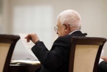 تأجيل الانتخابات الفلسطينية يرسّخ هيمنة عباس ويعمّق أزمة الشرعية